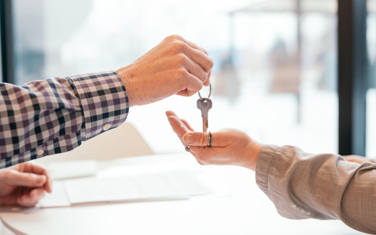 giving key to buyer