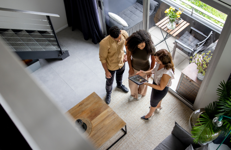 agent talking to buyers